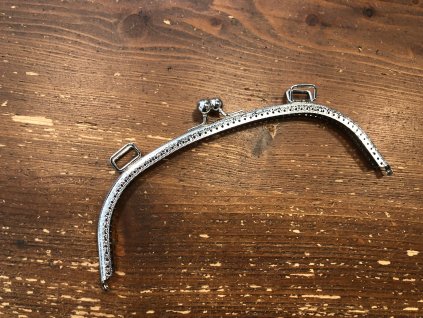 Kovový rámeček pro kabelku v stříbrné barvě