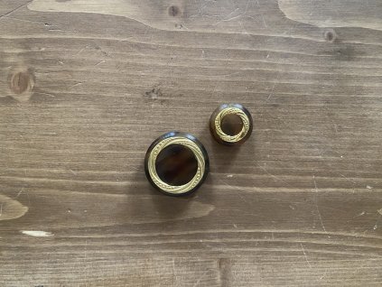 Hnědý kabátový knoflík se zlatým obvodem