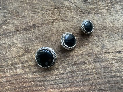 Stříbrní knoflík s černým středem