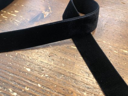 Černá sametová ramínková guma, 23mm