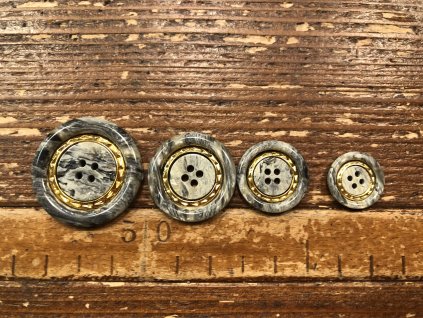 Efektní čtyřdírkový knoflík se zlatým prstenem a la Versace