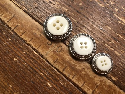 Efektní čtyřdírkový knoflík se stříbrným prstenem a la Versace