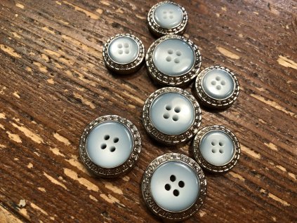 Efektní čtyřdírkový knoflík se stříbrným prstenem a la Versace