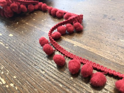 Červený prýmek s  bambulkami, 2,5cm