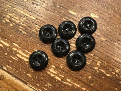 Černý čtyřdírkový knoflík, 22mm