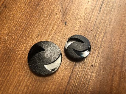 Černý knoflík s ornamentem