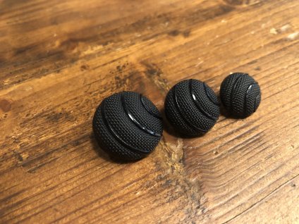 Černý knoflík s ornamentem