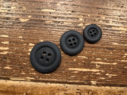 Čtyřdírkový tmavě modrý knoflík