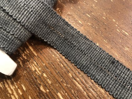 Vlněný šedý lemovací proužek
