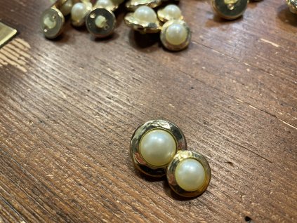 Zlatý plastový knoflík se smetanovým středem