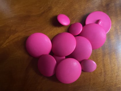 Výrazně růžový knoflík