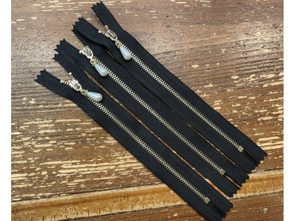 Černý dělitelný zip se zlatým kovem a perličkou, 18cm