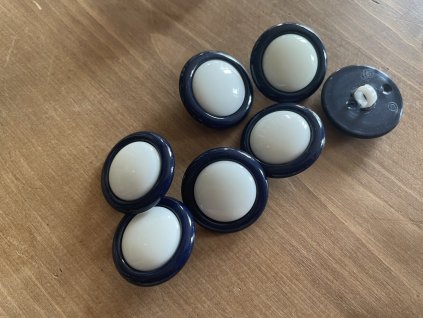 Knoflík temně modré barvy s bílým středem
