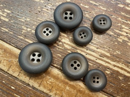 Hnědý knoflík 25,4mm , 21,6mm , 16,5mm