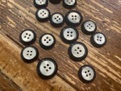Černý knoflík s perleťovým středem 12,7mm , 15,3mm