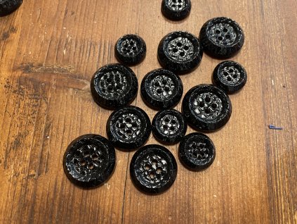 Lesklý černý knoflík a la krokodýlí kůže 18mm , 23mm , 25,4mm 30mm