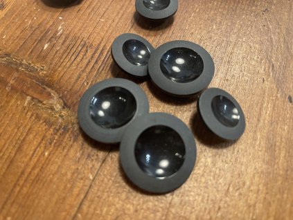 Černý knoflík s lesklým středem 17,8mm , 22,8mm