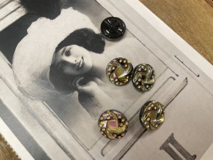Zlatý skleněný knoflík s růžovým odleskem, 16mm
