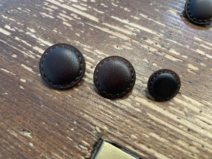 Hnědý knoflík v imitaci kůže 15mm , 20,4mm. 22mm