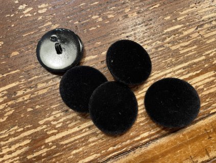 Černý knoflík se sametovým povrchem, 28mm