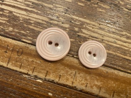 Světle růžový knoflík s vroubky 19mm , 24mm