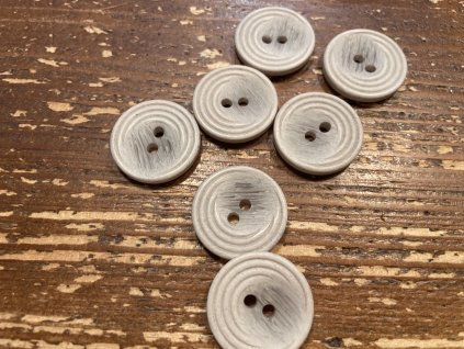 Světle šedý knoflík s vroubky 25mm