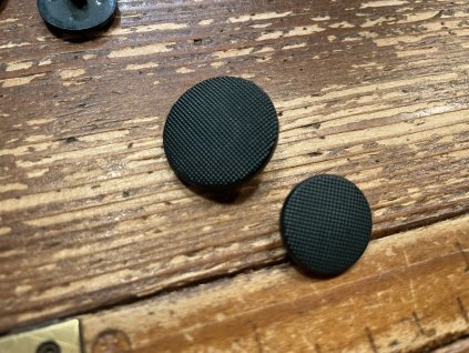 Tmavě zelený knoflík s vroubky 19mm