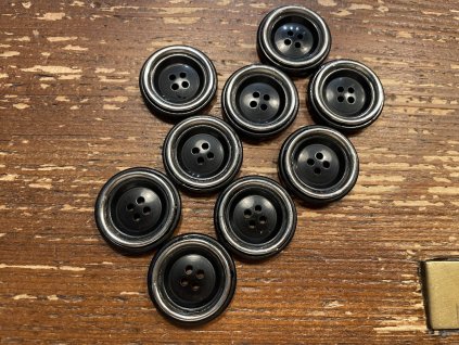 Černý knoflík se stříbrnou obručí 26,7mm