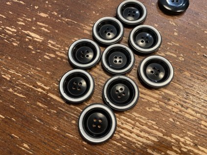 Černý knoflík s bílým kroužkem 26,7mm