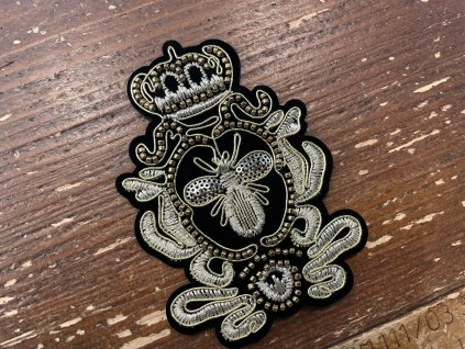 Našívací aplikace ve tvaru erbu s včeličkou