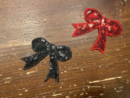 Flitrovaná aplikace ve tvaru mašličky