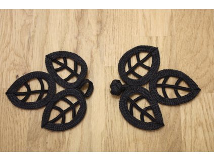 Černé textilní zapínání ve tvaru listů