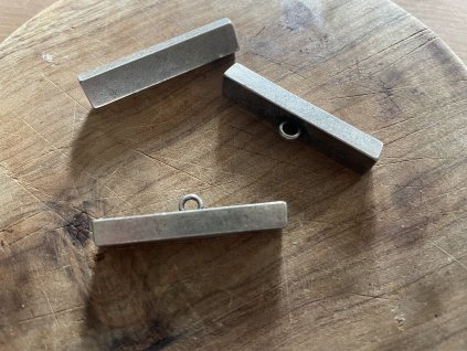 Efektní  kovový knoflík -  tyčínka