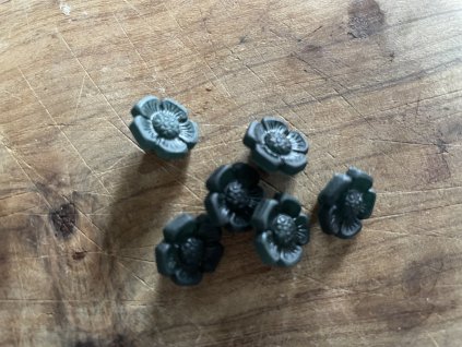 Tmavě zelené knoflíky ve tvaru květiny, 12mm