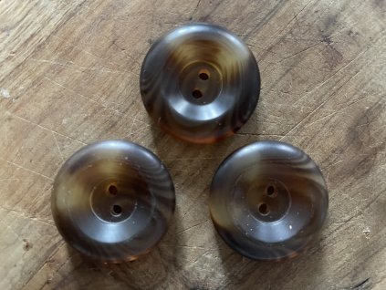 Hnědý kabátový knoflík z paroží, 2,9cm
