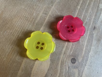 Plastový knoflík ve tvaru kytičky, 3,5cm