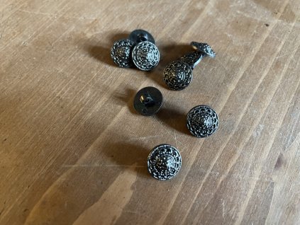 Plastový knoflík s tmavě stříbrnou kovovou úpravou, 12mm