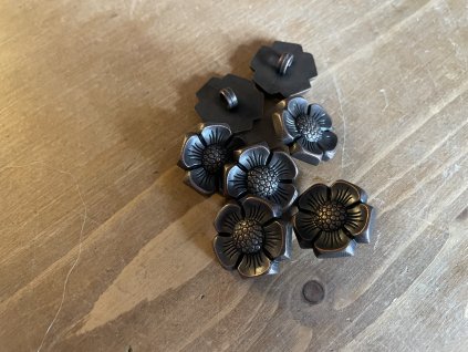 Plastový knoflík kytička v tmavě měděné barvě, 21mm