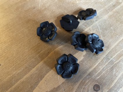Plastový knoflík kytička v tmavě hnědé barvě, 21mm