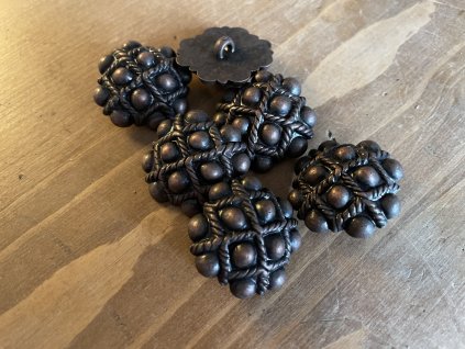 Efektní knoflík s ornamentem v měděné barvě, 27mm