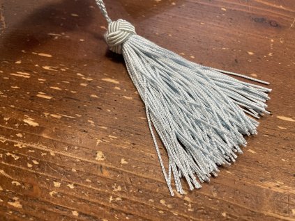 Světle modré střapce s uzlíkem, 10cm