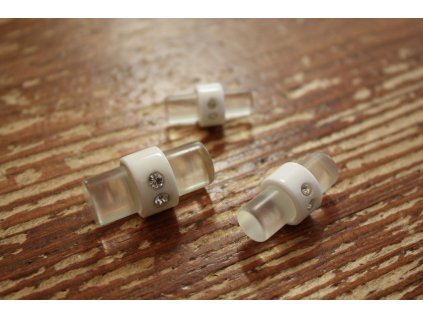 Plastový knoflík s kamínky design Miu Miu