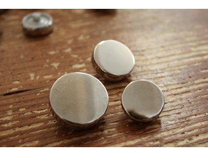 Pokovený knoflík, design Burberry