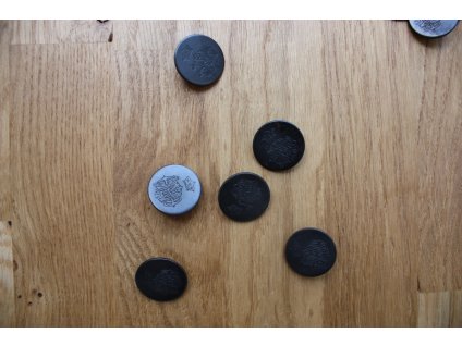 Černý kovový knoflík s erbem