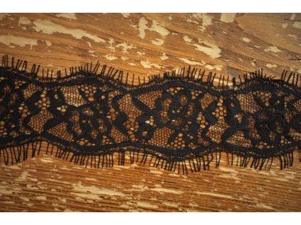 Černá krajka s roztřepeným okrajem