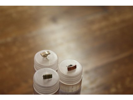 Miniaturní halenkový knoflík, design Moschino