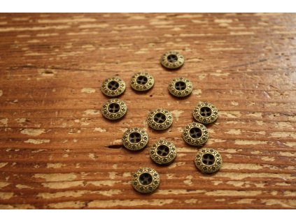 Mosazný čtyřdírkový košilový knoflík