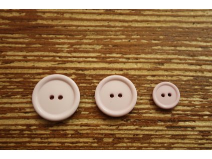 Světle růžový dvoudírkový knoflík, 3 velikosti