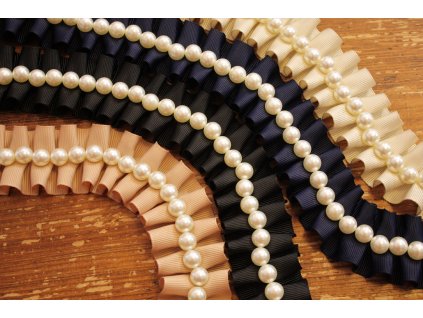 Skládaná bordura s perlami design Chanel