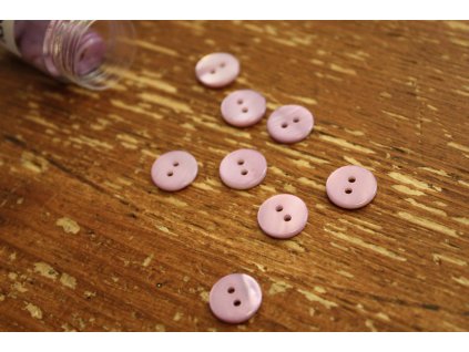 Světle fialový dvoudírkový perleťový knoflík